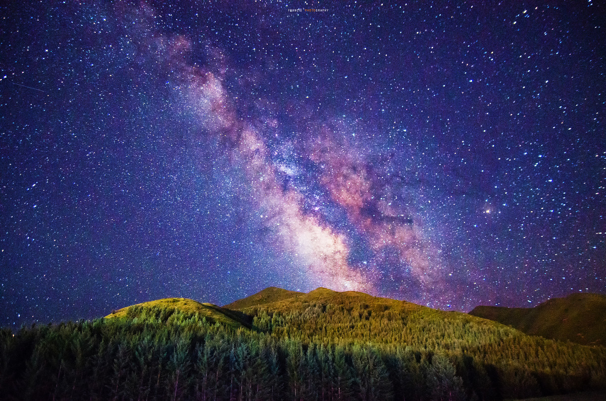 亮度相當于700萬億顆太陽，宇宙中最亮的黑洞，究竟有多可怕？