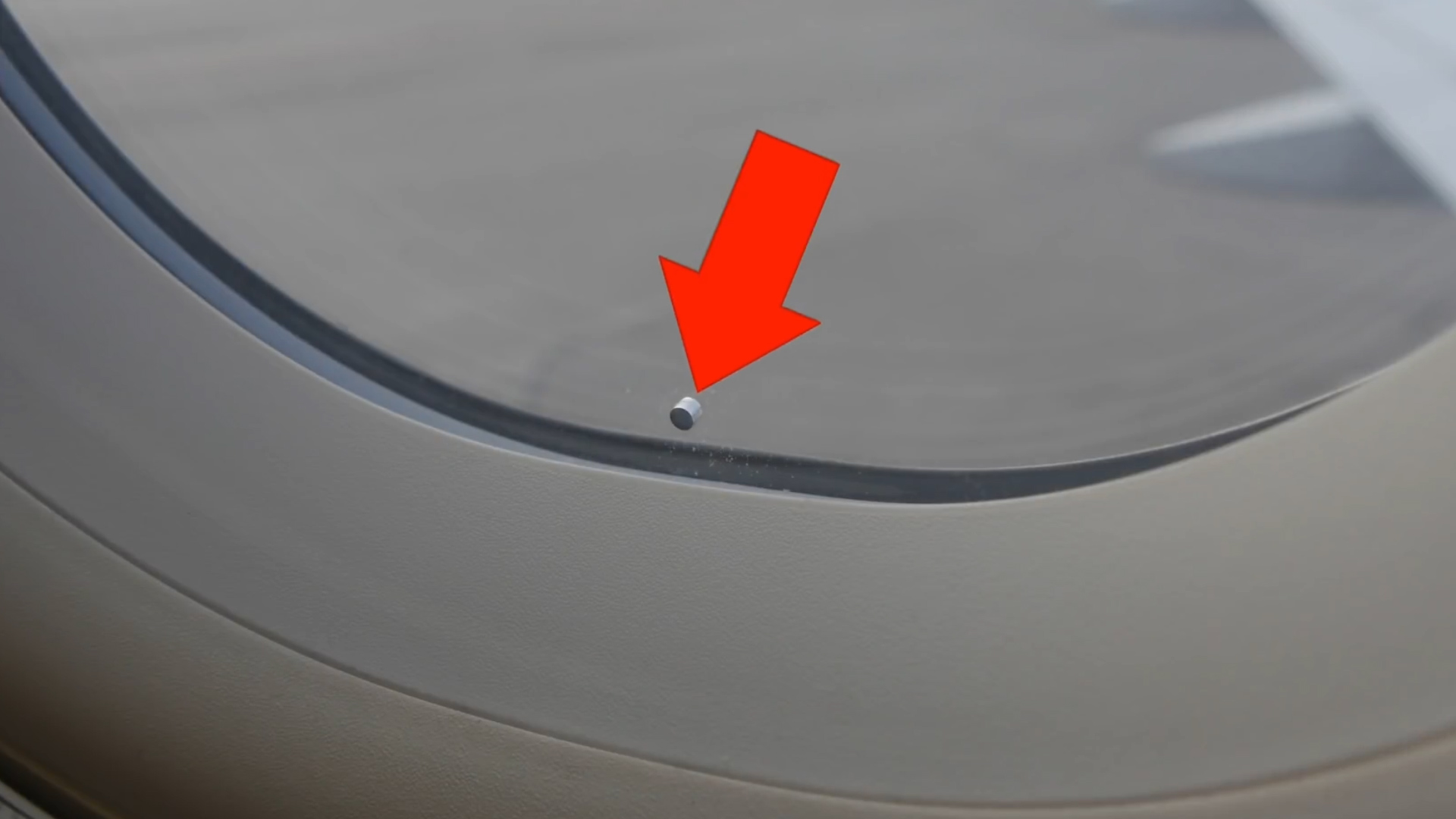 飛機窗戶上的這個小洞，你知道是做什么的嗎？