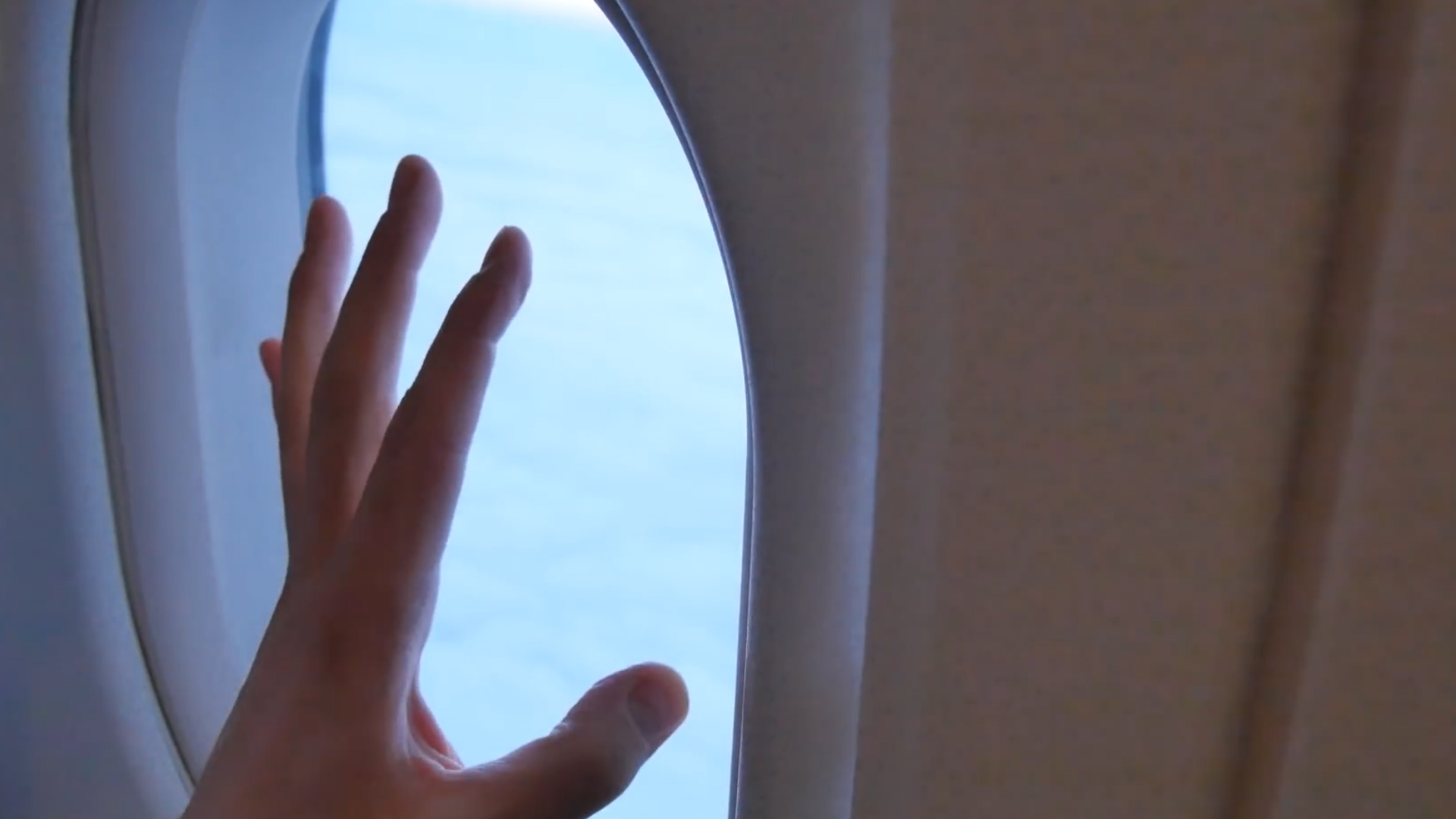 飛機窗戶上的這個小洞，你知道是做什么的嗎？