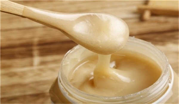 白色蜂蜜像豬油好不好(蜂蜜顏色像豬油一樣是真的嗎) 白色蜂蜜像豬油好不好(蜂蜜顏色像豬油一樣是真的嗎)