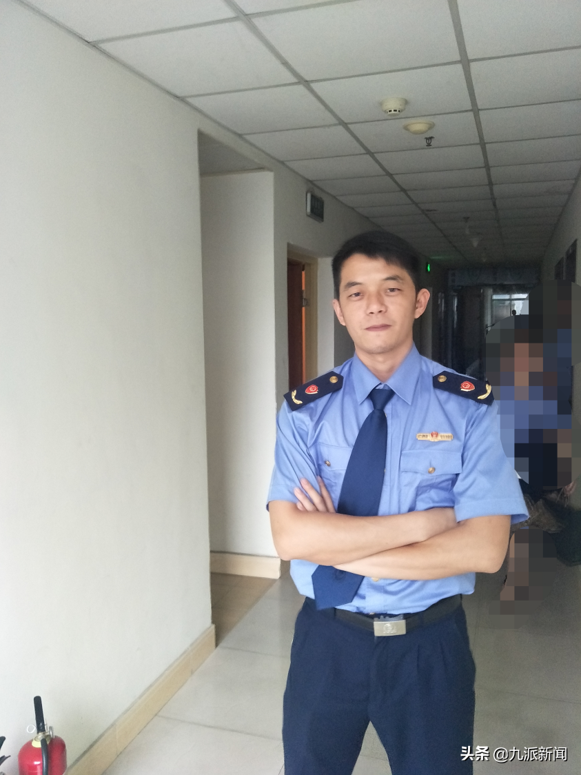 985 畢業生回應辭掉公務員賣豬肉 從公務員到豬肉佬,985畢業生為還200萬債務擺肉攤:10年后還賣豬肉未嘗不可,以前管理個體戶現在成了個體戶