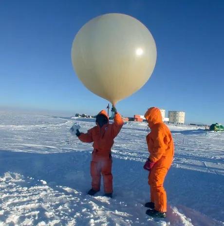 日本上空再現(xiàn)神秘白球(日本上空不明球體真相) 日本再現(xiàn)神秘白球:浮在空中不動(dòng),墜著未知物體,它到底是什么?