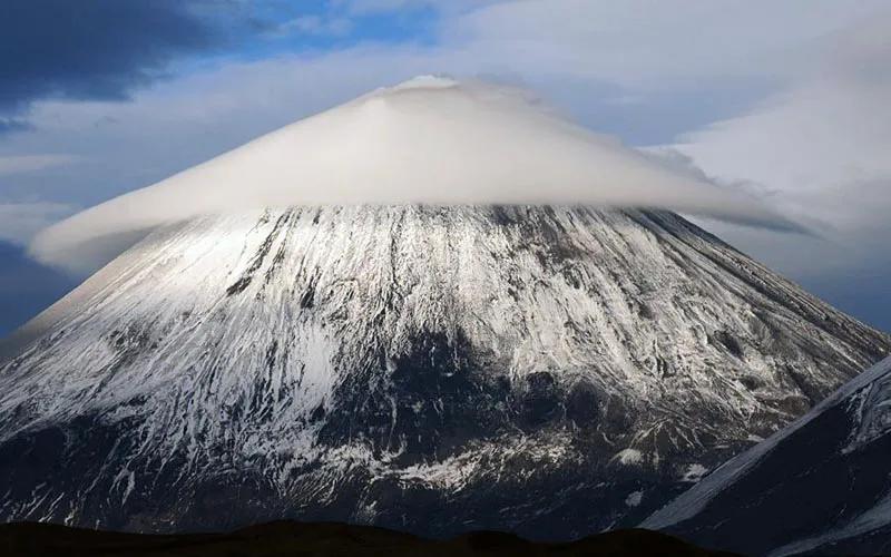 日本上空再現(xiàn)神秘白球(日本上空不明球體真相) 日本再現(xiàn)神秘白球:浮在空中不動(dòng),墜著未知物體,它到底是什么?