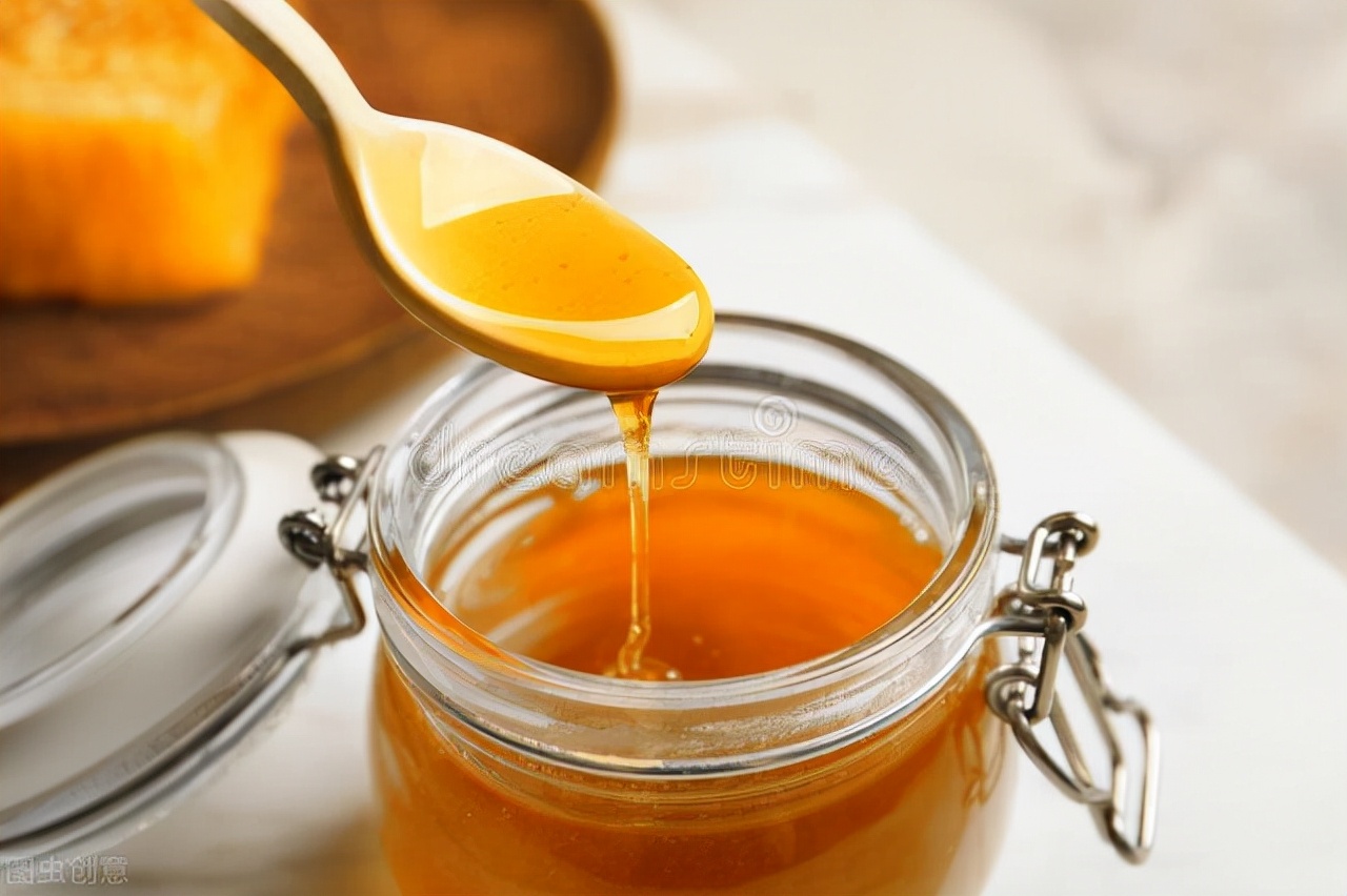 小孩子可以吃蜂蜜嗎(小孩子吃蜂蜜的注意事項) 小孩子可以吃蜂蜜嗎(小孩子吃蜂蜜的注意事項)