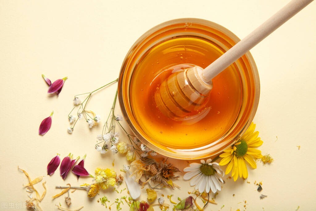小孩子可以吃蜂蜜嗎(小孩子吃蜂蜜的注意事項) 小孩子可以吃蜂蜜嗎(小孩子吃蜂蜜的注意事項)