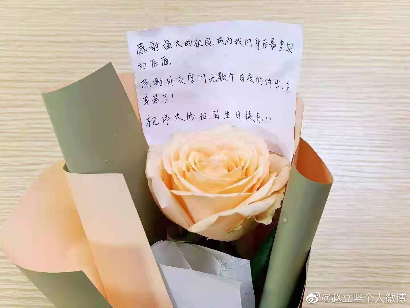 大學生獻花外交部感謝國家營救孟晚舟，趙立堅：深受感動，也深受鼓舞