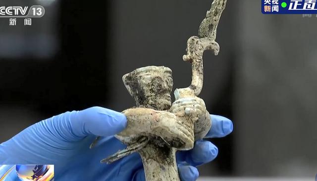 三星堆出土青銅小立人翹著蘭花指(三星堆青銅立人像) 上新了!三星堆出土青銅小立人翹著蘭花指,太可愛,專家這么猜測