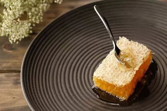 野生蜂蜜蠟的功效與作用(天然蜂蠟的吃法) 野生蜂蜜蠟的功效與作用(天然蜂蠟的吃法)