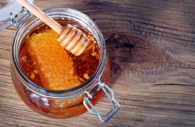 野生的蜂蜜是什么顏色的(食用野生蜂蜜有什么好處) 野生的蜂蜜是什么顏色的(食用野生蜂蜜有什么好處)