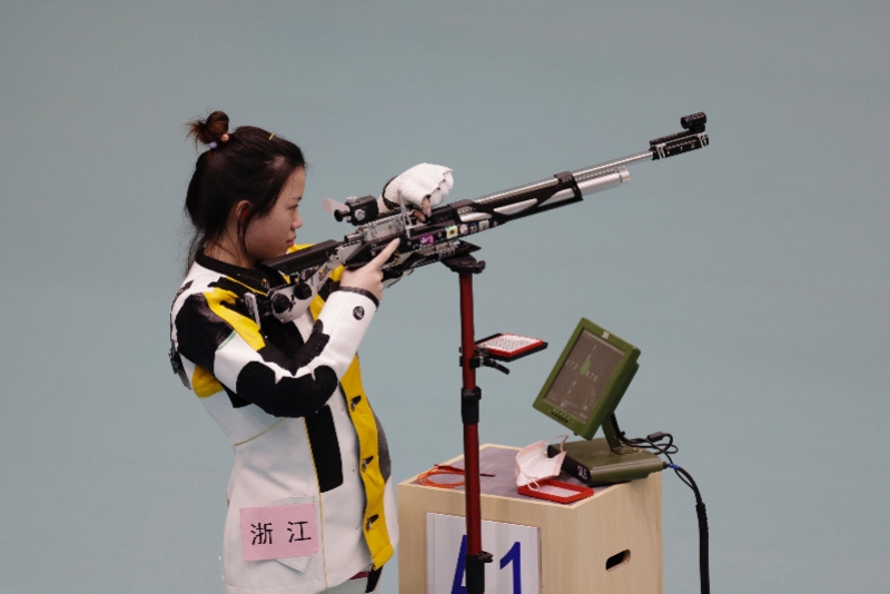 楊倩拿下全運(yùn)第二金隊(duì)友比心祝賀 56天拿4金!楊倩助浙江奪全運(yùn)團(tuán)體金牌,賽后各種花式比心