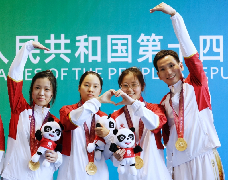 楊倩拿下全運(yùn)第二金隊(duì)友比心祝賀 56天拿4金!楊倩助浙江奪全運(yùn)團(tuán)體金牌,賽后各種花式比心