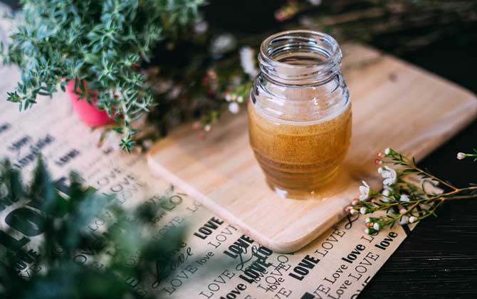 經(jīng)常吃蜂蜜有什么好處？從營(yíng)養(yǎng)成分上看，蜂蜜的確是天然營(yíng)養(yǎng)品！