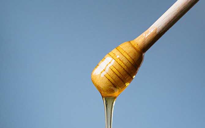 蜂蜜可以洗臉嗎？用對了好處不用多說，用錯了反而引發肌膚問題！