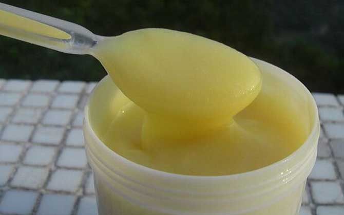 蜂王漿的作用與功效有哪些？經常吃些蜂王漿，這5個好處跑不了！