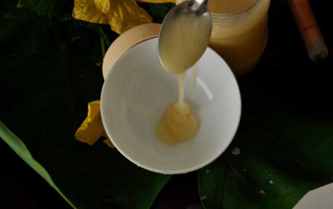 蜂蜜涂臉15天后有什么效果？簡直判若兩人，但仍要注意副作用！