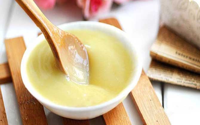 長(zhǎng)期吃蜂王漿對(duì)有害嗎？一般沒(méi)有副作用，但不能長(zhǎng)期過(guò)量食用！