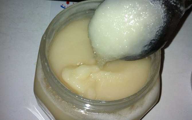 怎么判斷蜂蜜過(guò)期不能吃了？這4種情況不要吃，否則會(huì)食物中毒！