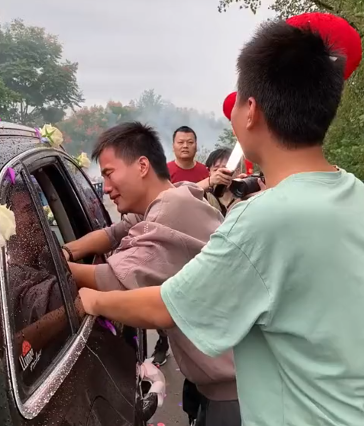 姐姐出嫁雙胞胎弟弟扶車門(mén)哭成淚人