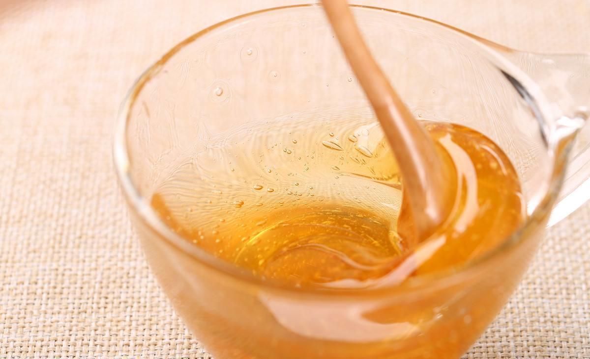 市面上的蜂蜜和成熟蜜的區別（市面上的蜂蜜多為“水蜜”，其營養比成熟蜜差多少）